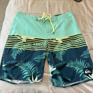 Quiksilver Board Shorts - Size Mens 34